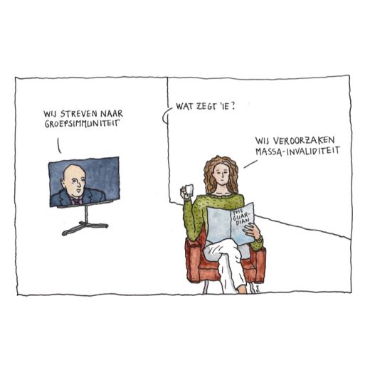 Cartoon: Ernst Kuipers op tv: 'Wij streven naar groepsimmuniteit.' Stem in huis, buiten de woonkamer: 'Wat zegt 'ie?' Vrouw in stoel met de rug naar de tv en The Guardian lezend: 'Wij veroorzaken massa-invaliditeit.'